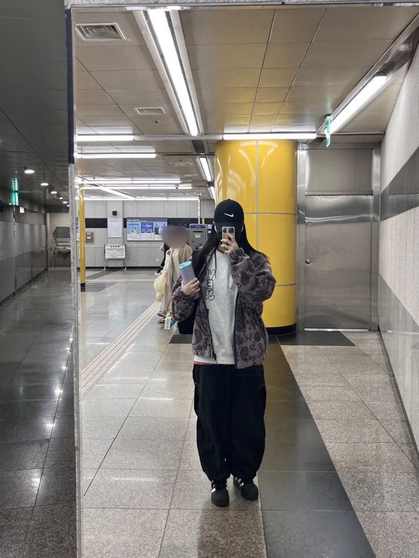 MUSINSA公式 | YESEYESEE C-Logo Sweatshirt Light Gray