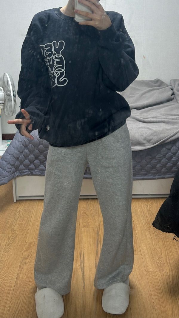 MUSINSA | YESEYESEE C-Logo Sweatshirt Charcoal