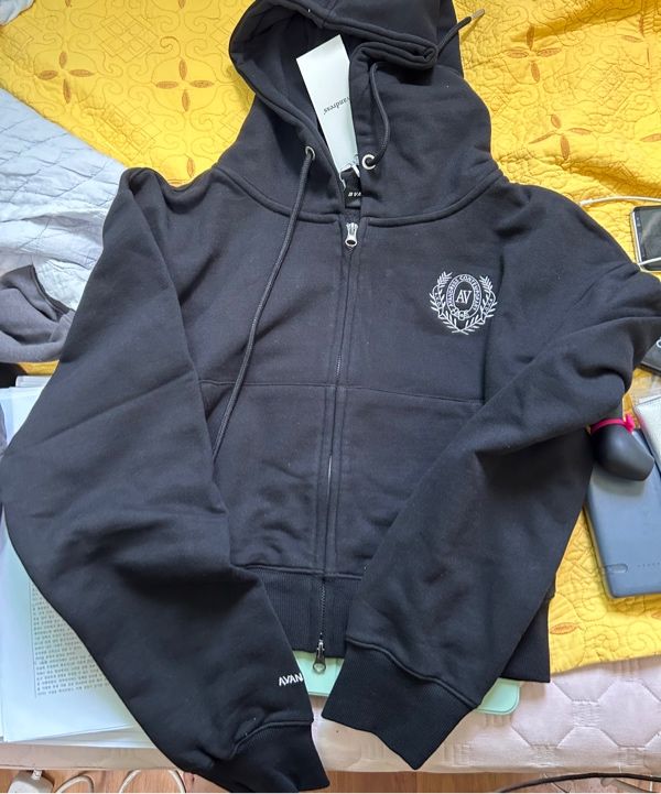 MUSINSA | AVANDRESS SYMBOL CROP HOOD ZIP-UP - 3COL