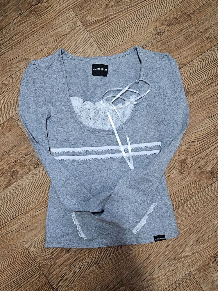 【suzen】Puruni Ribbon Lace Top MUSINSA | ZIZEMUSEUM LACE RIBBON TOP (GRAY)