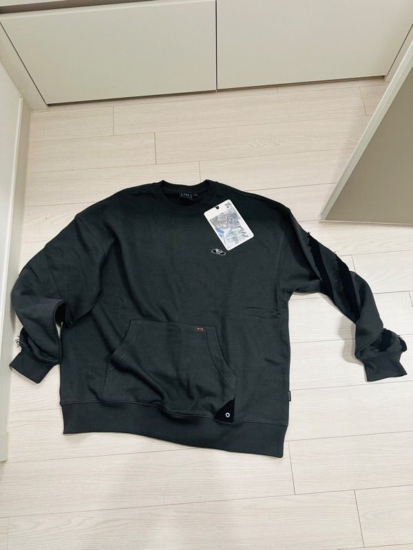 MUSINSA | ROMANTIC CROWN Reverse line pocket crew neck_Charcoal