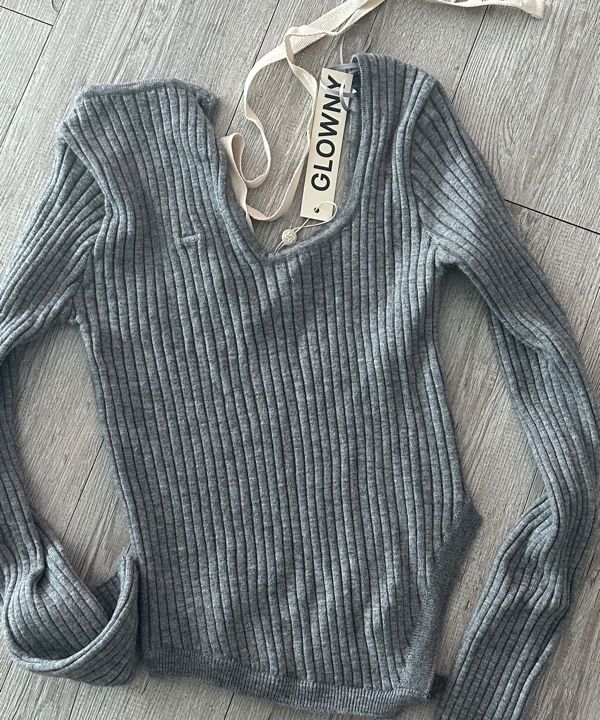 MUSINSA公式 | GLOWNY ISA ASYMMETRICAL KNIT TOP (GRAY)