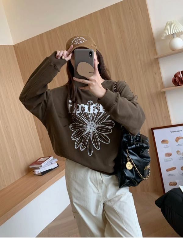 ●Mardi Mercredi●UNISEX SWEATSHIRT NEEDLEWORK_BROWN LAVEND Mardi Mercredi Embroidered Flower Sweatshirt Brown/Lavender