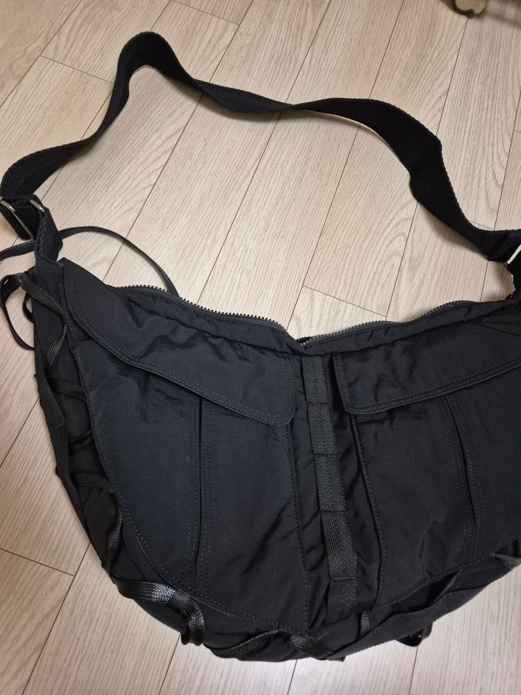 MUSINSA公式 | IUGAMAKARAS Taped Shoulder Bag (Black)