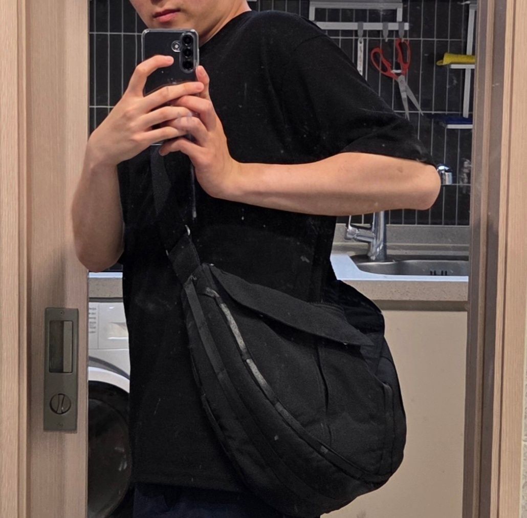 MUSINSA公式 | IUGAMAKARAS Taped Shoulder Bag (Black)
