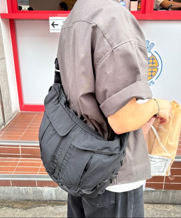 MUSINSA公式 | IUGAMAKARAS Taped Shoulder Bag (Black)