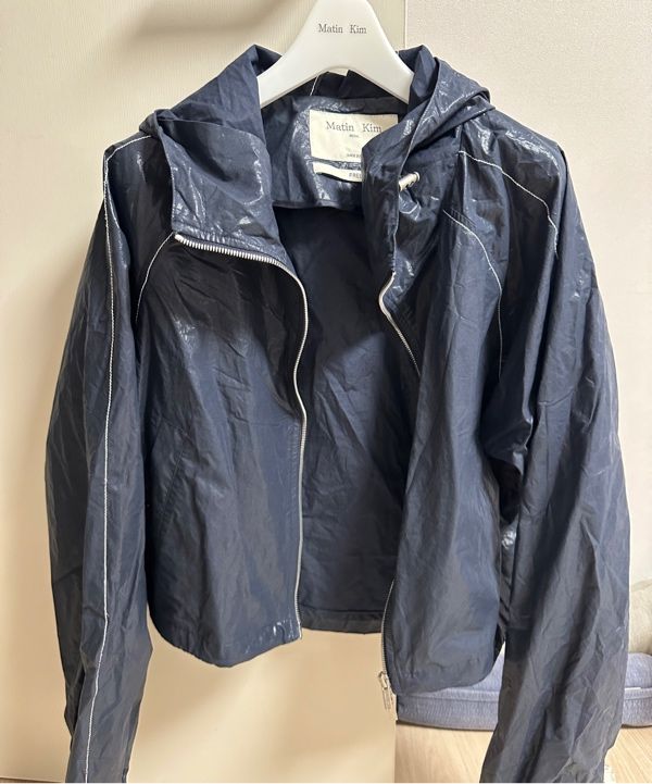 MUSINSA公式 | MATIN KIM MATIN CROP HOODY COATING JUMPER IN NAVY