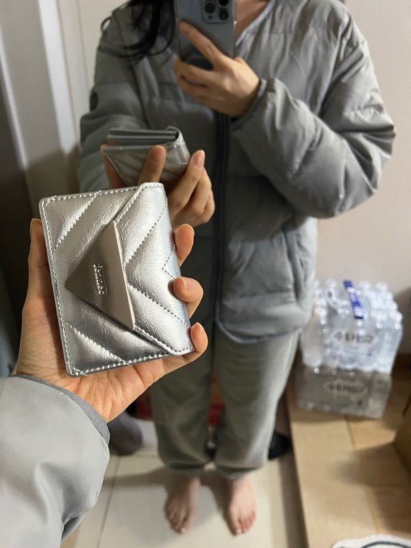 【FENNEC】CRINKLE TRIANGLE QUILTING POCKET D [正規品] 牛革 MUSINSA公式 | fennec CRINKLE TRIANGLE QUILTING POCKET D - SILVER