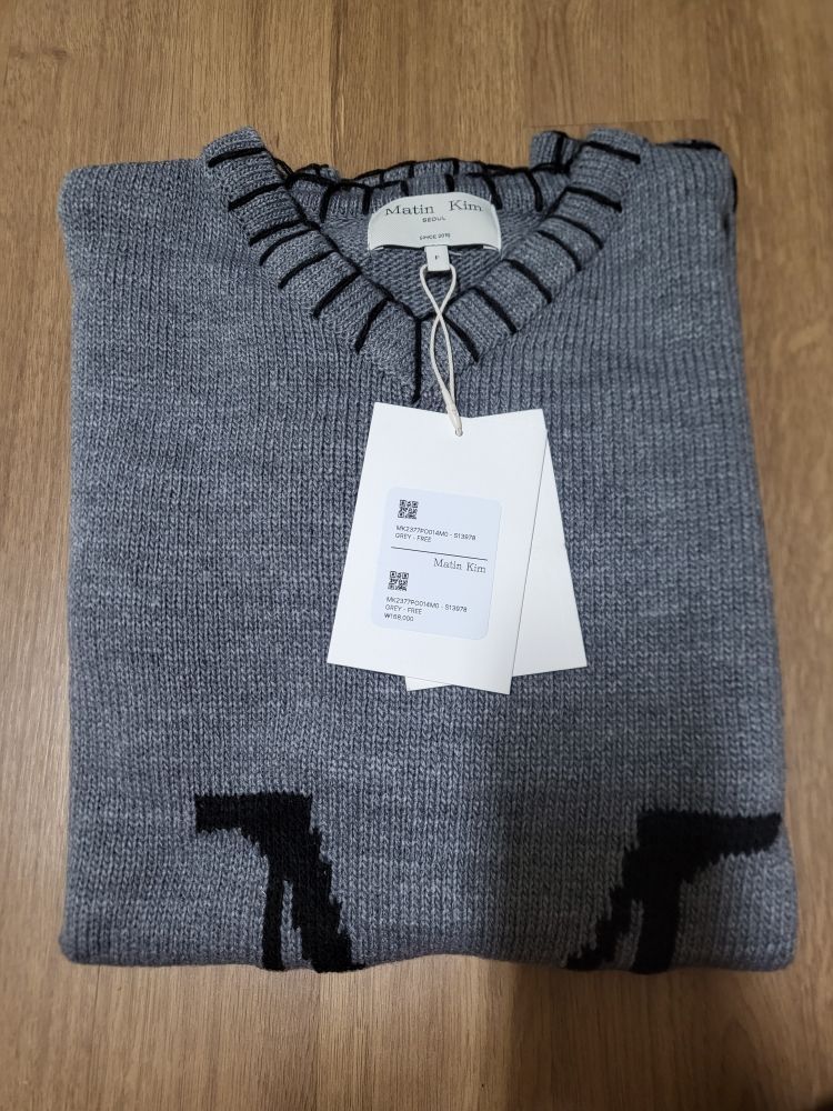 トップス MATIN KIM BIG LOGO STITCH KNIT PULLOVER Matin Kim Matin Big Logo Stitch Knit Pullover In Ivory | V-Neck