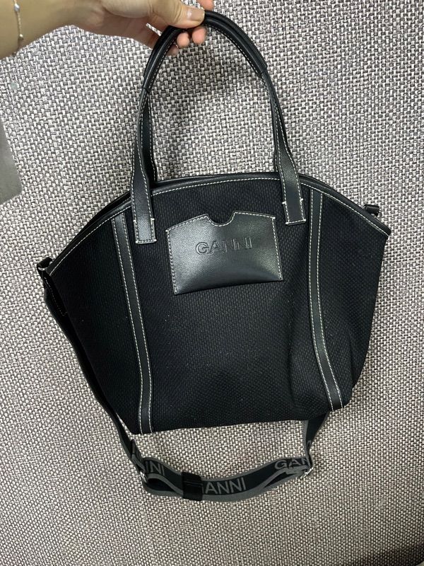 GANNI ブラック ロゴストラップキャンバス トートバッグ MUSINSA公式 | GANNI ロゴストラップキャンバス トートバッグ
