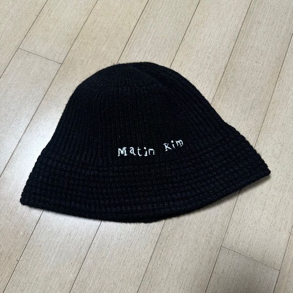 ハット Matin Kim LOGO KNIT BUCKET HAT BMY1050 MUSINSA公式 | MATIN KIM LOGO KNIT BUCKET HAT IN BLACK