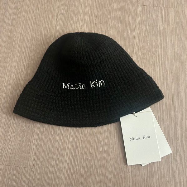 黒　バケットハット Matin Kim MUSINSA公式 | MATIN KIM LOGO KNIT BUCKET HAT IN BLACK