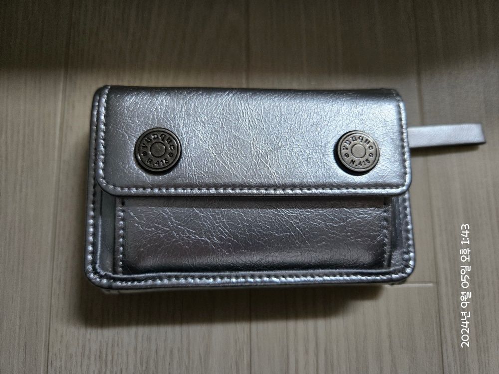 ●vunque● Perfec Button Up Folded Half Wallet Perfect Butto MUSINSA | VUNQUE Perfec Button Up Folded Half Wallet Silver