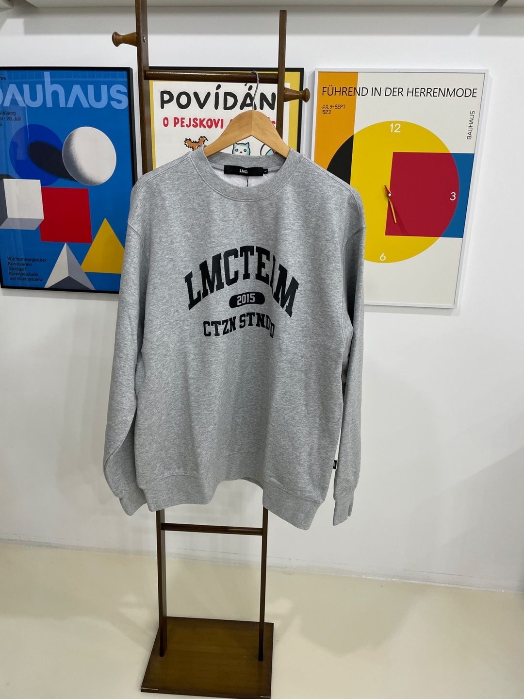 MUSINSA公式 | LMC TEAM ARCH COLLEGE SWEATSHIRT navy