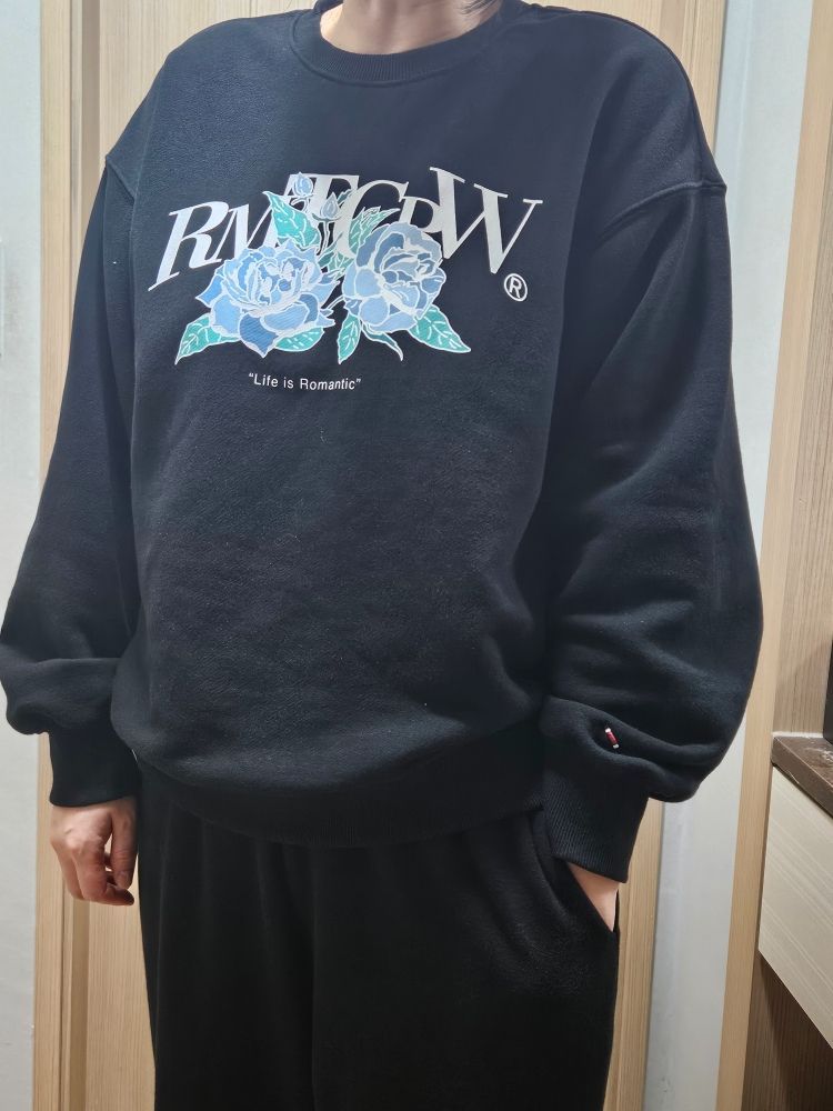 ROMANTIC CROWN★Unisex★BLUE ROSE CREWNECK_2色 BLUE ROSE CREWNECK - ROMANTIC CROWN | 60% - Asian Fashion