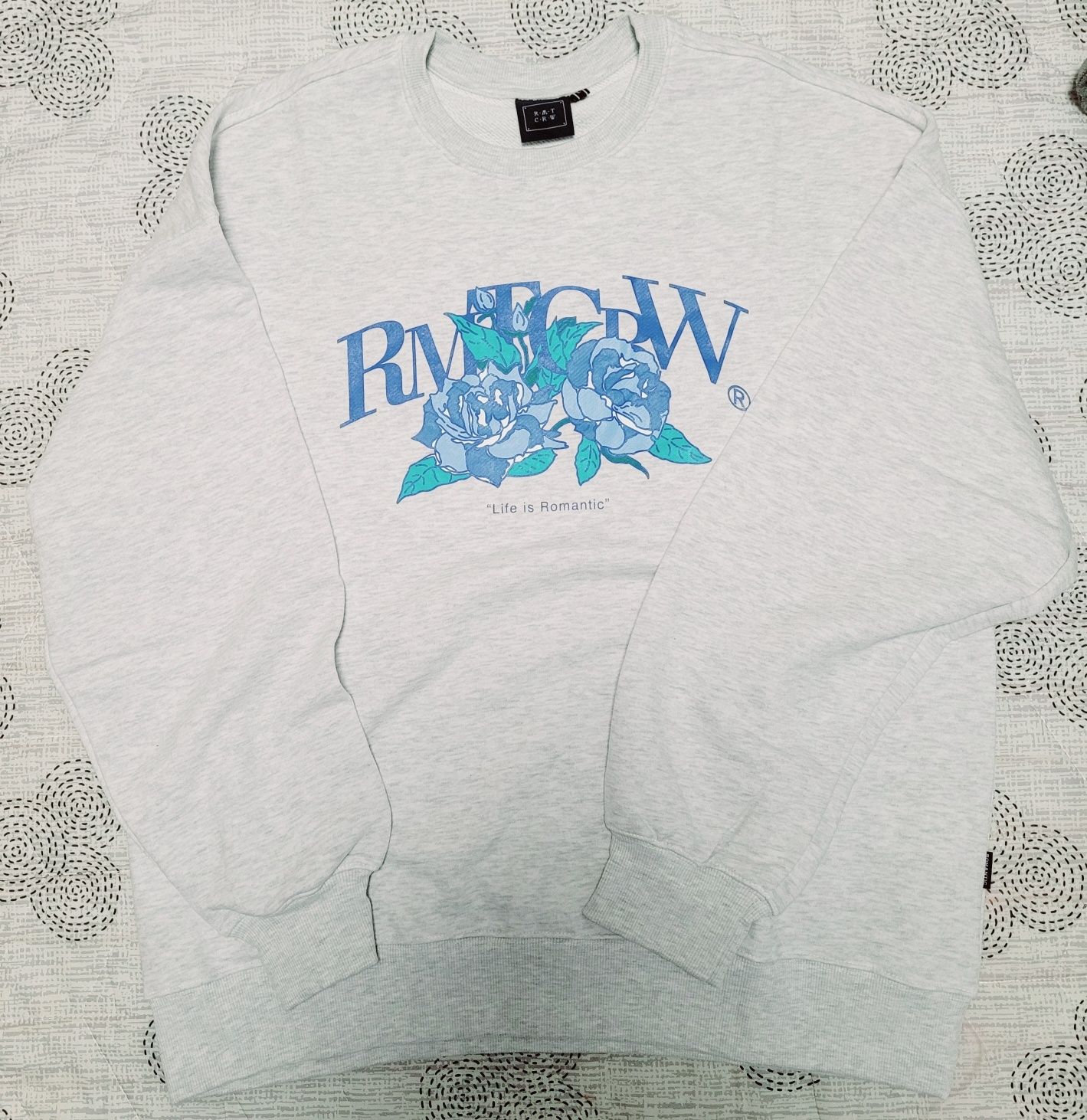 MUSINSA | ROMANTIC CROWN Blue Rose Crew Neck_Light Gray