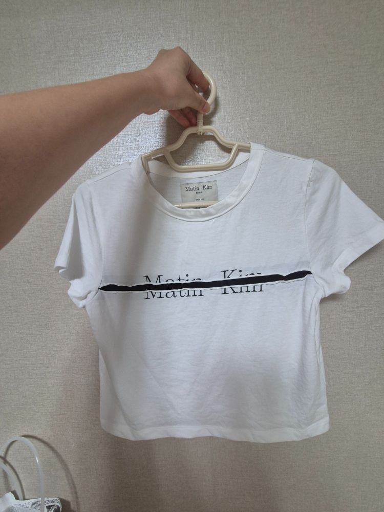 ★Matin Kim★ LOGO CUTTED CROP TOP IN WHITE MK2400TS002MWH MUSINSA | MATIN KIM LOGO CUTTED CROP TOP IN WHITE