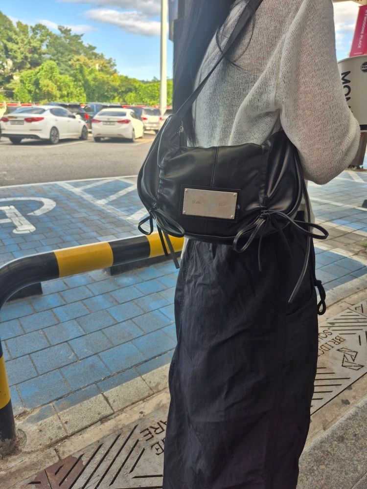 MATIN KIM RIBBON ROUND BAG ブラック MUSINSA公式 | MATIN KIM HALF SHIRRING RIBBON ROUND BAG IN BLACK