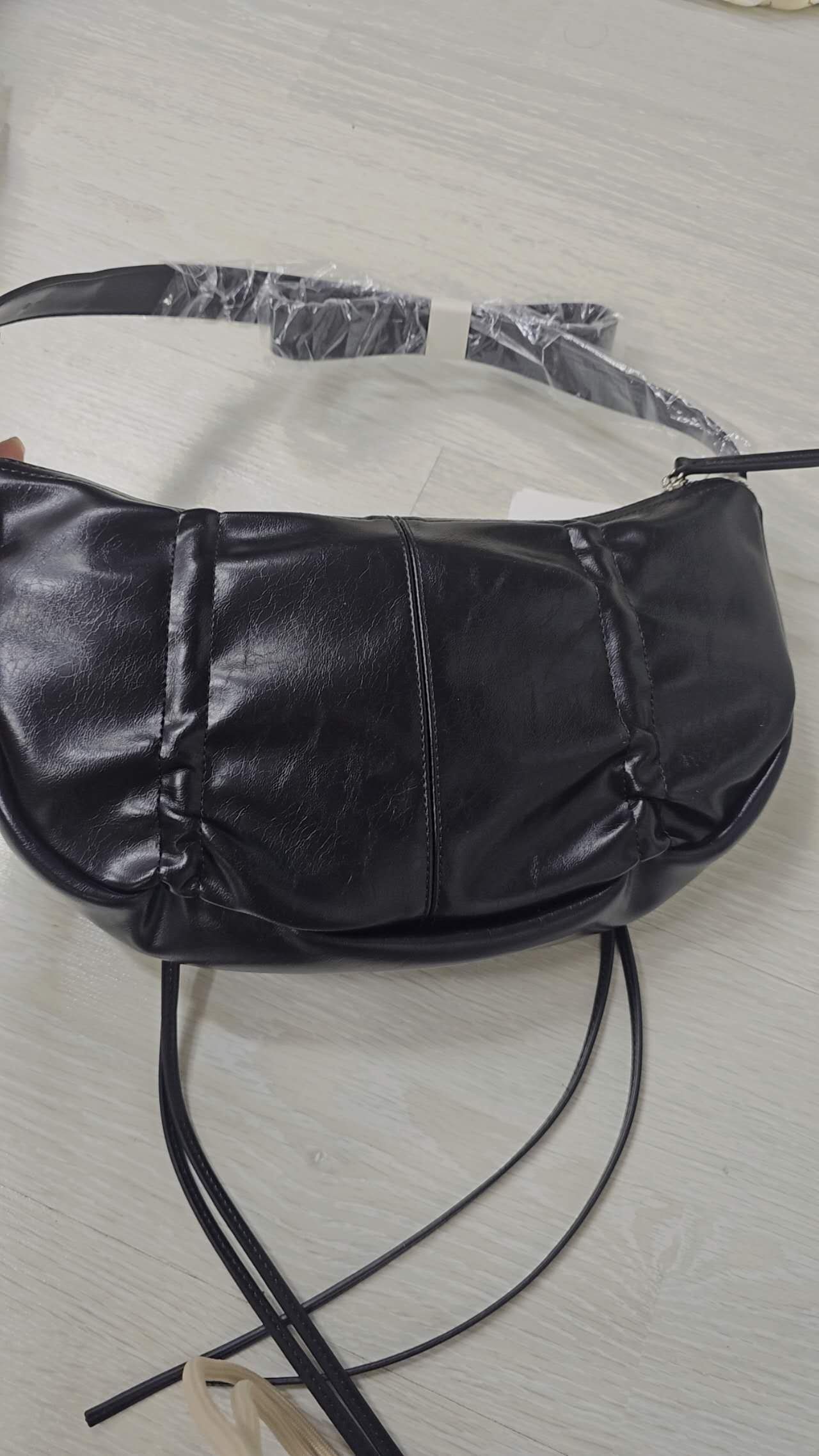 MUSINSA公式 | MATIN KIM HALF SHIRRING RIBBON ROUND BAG IN BLACK