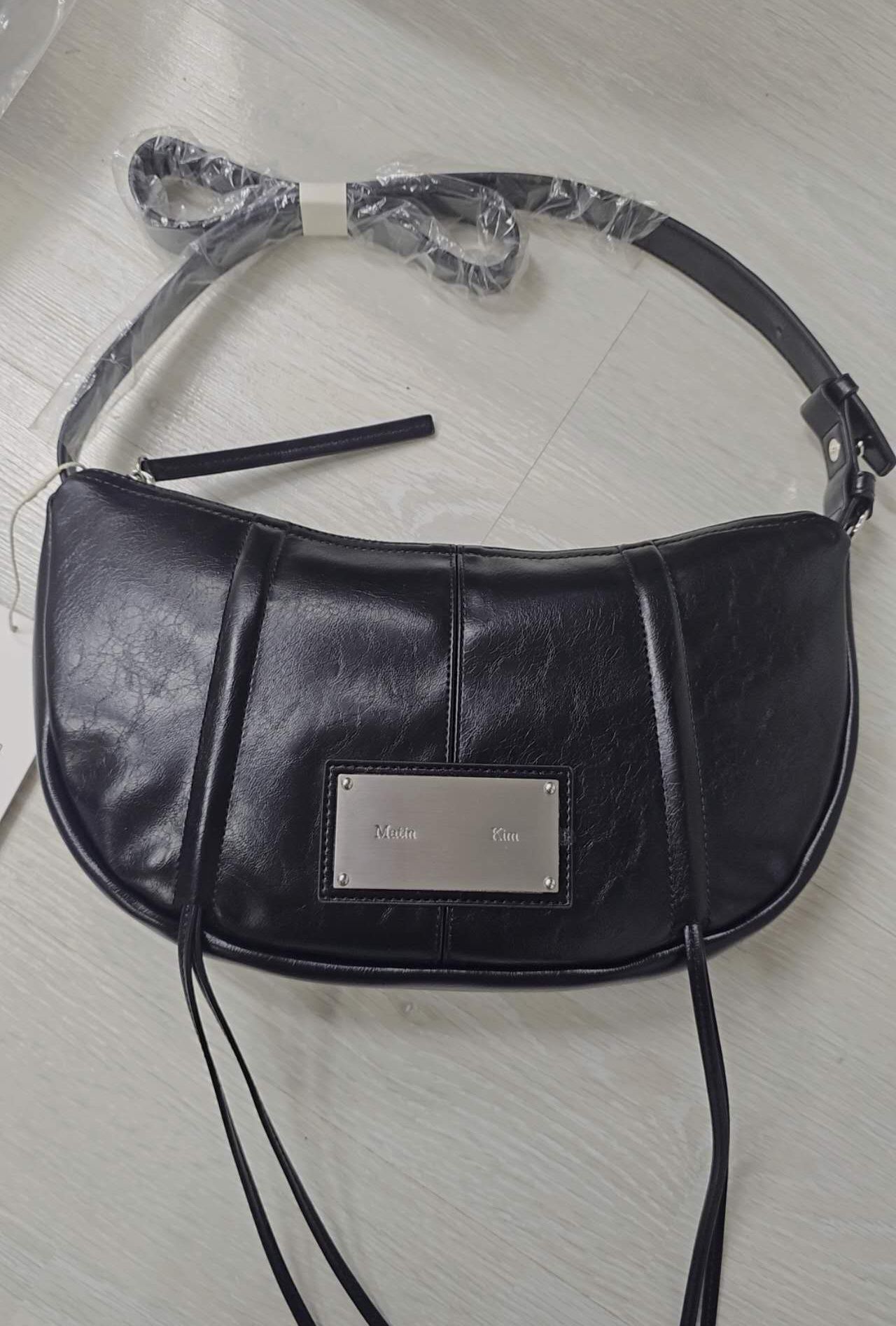 MUSINSA公式 | MATIN KIM HALF SHIRRING RIBBON ROUND BAG IN BLACK