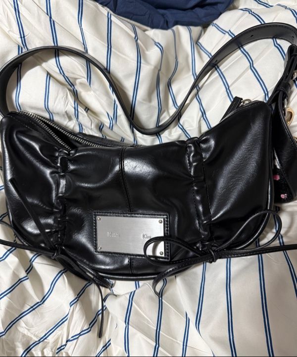 MUSINSA公式 | MATIN KIM HALF SHIRRING RIBBON ROUND BAG IN BLACK