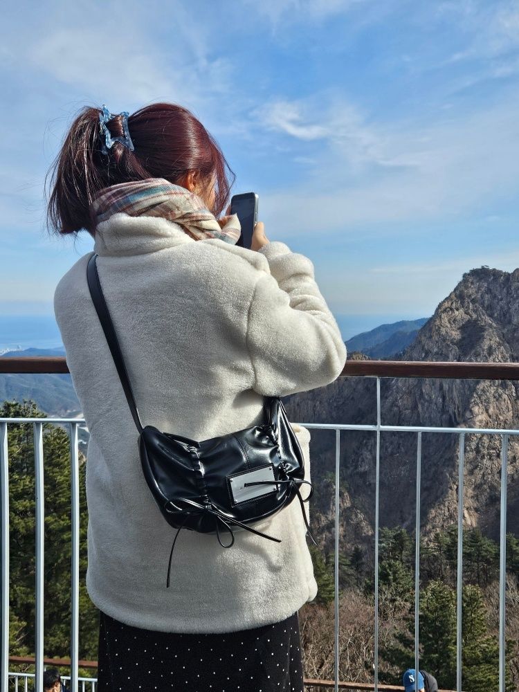 MUSINSA公式 | MATIN KIM HALF SHIRRING RIBBON ROUND BAG IN BLACK