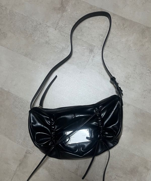 MUSINSA公式 | MATIN KIM HALF SHIRRING RIBBON ROUND BAG IN BLACK