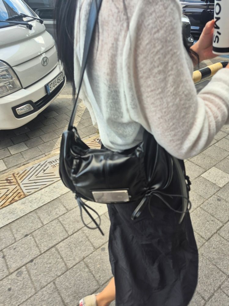 MUSINSA公式 | MATIN KIM HALF SHIRRING RIBBON ROUND BAG IN BLACK