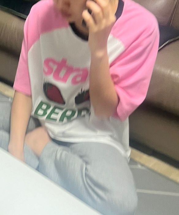 【WONDER VISITOR】Strawberry Overfit Raglan T-shirt STRAWBERRY OVERFIT RAGLAN T-SHIRT – ALAND USA