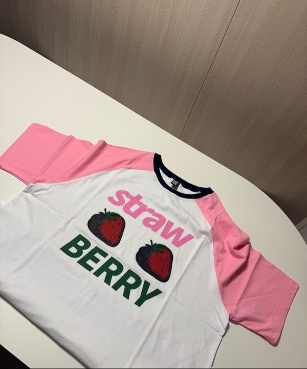 ◆WONDERVISITOR Strawberry Overfit Raglan T-shirt/2色◆ WONDER VISITOR】Strawberry Overfit Raglan T-shirt (WONDER