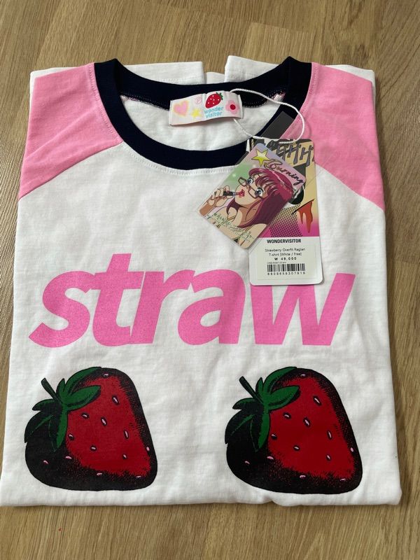 【WONDER VISITOR】24SS Strawberry Overfit Raglan T-shirt WONDER VISITOR] Strawberry Overfit Raglan T-shirt (White