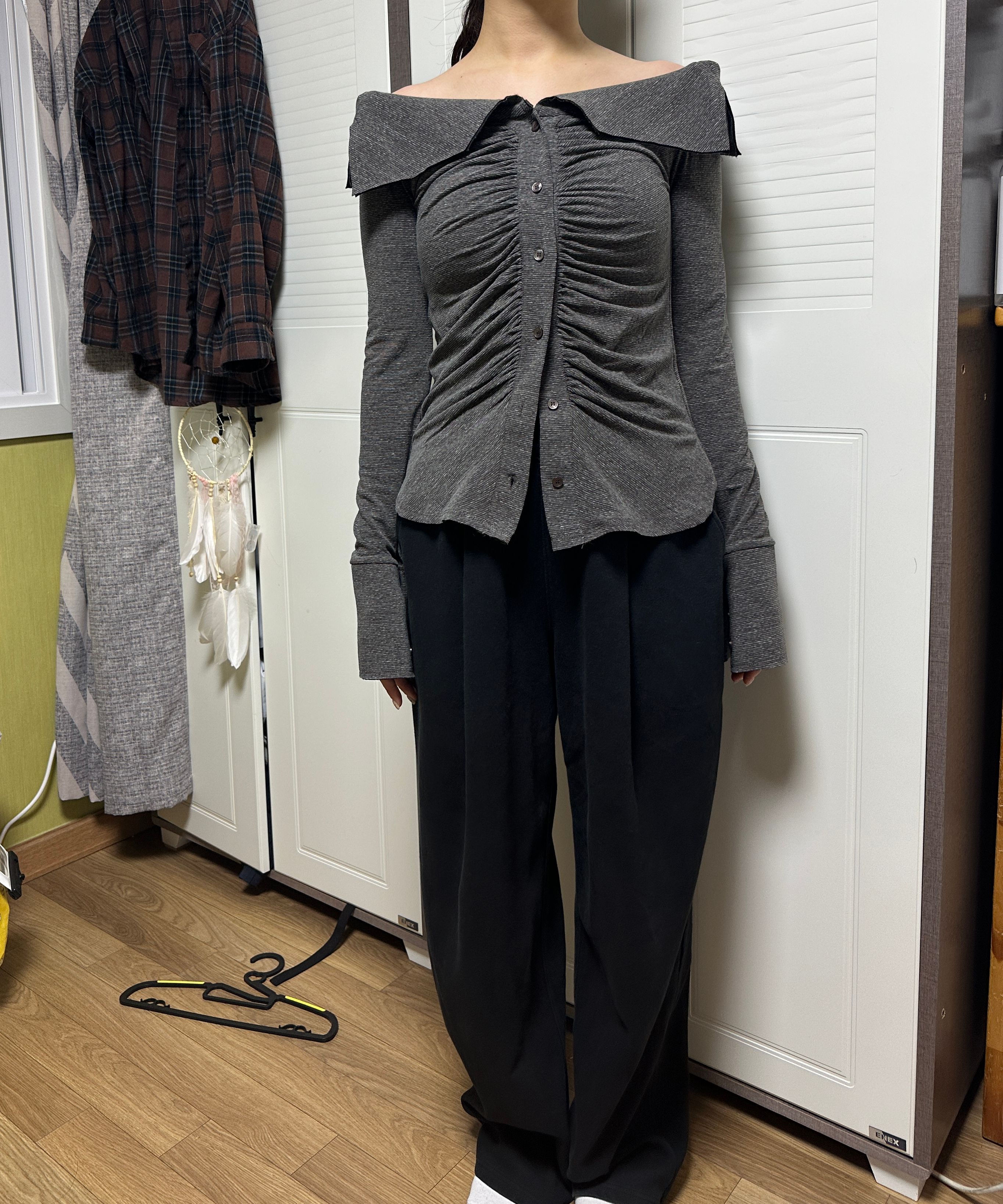 WRINKLE OFF SHOULDER TOP / BROWN - CERRIC