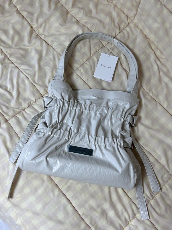 Matin Kim フェイクレザー シーシェルミニバッグ アイボリー MUSINSA公式 | MATIN KIM FAUX LEATHER SEASHELL MINI BAG IN IVORY