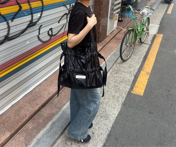 MUSINSA公式 | MATIN KIM FAUX LEATHER SEASHELL BAG IN BLACK