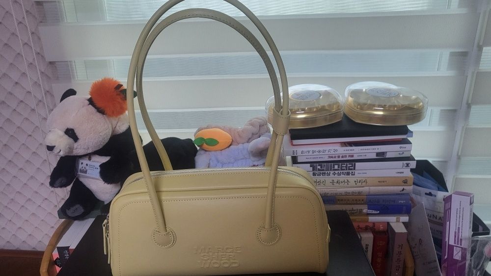 ショルダーバッグ・ポシェット MARGE SHERWOOD SOFT BAGUETTE BAG_soup plain MARGE SHERWOOD Soft Baguette Bag Cream Plain | Korean