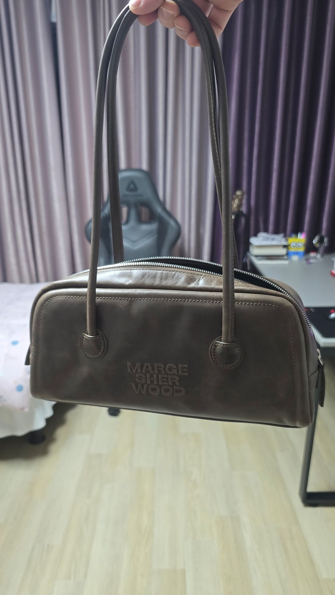 ショルダーバッグ・ポシェット [Margesherwood] / SOFT BAGUETTE BAG / washed brown pull-up Marge Sherwood soft baguette handbag washed brown pullup