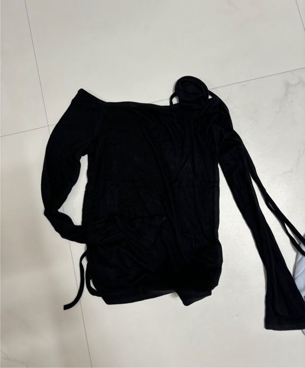 MUSINSA | CRANK Rose string off-shoulder top_black