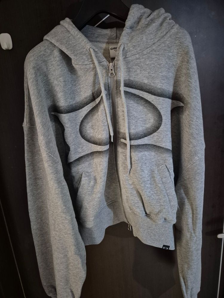 MUSINSA | CRITIC CROP WORMHOLE LOGO HOODIE ZIP-UP BLACK