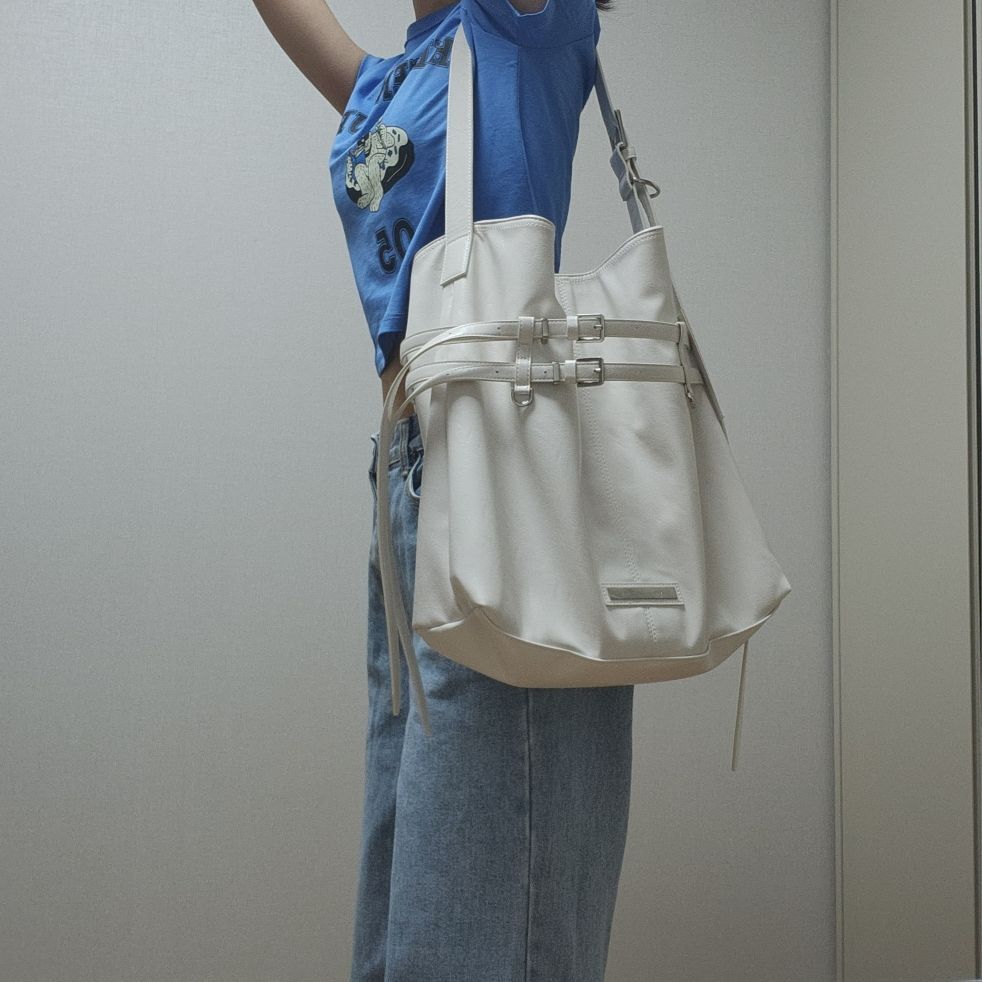 ★ SALE!! ★【Matin Kim】DOUBLE BELTED STRAP BIG BAG MUSINSA | MATIN KIM DOUBLE BELTED STRAP BIG BAG IN BLACK