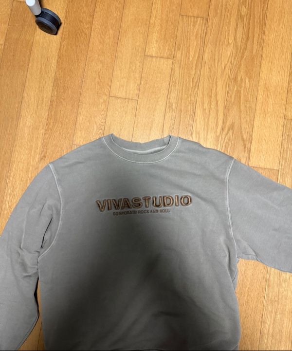 MUSINSA | VIVASTUDIO LOCATION EMBROIDERY CREWNECK [CHARCOAL