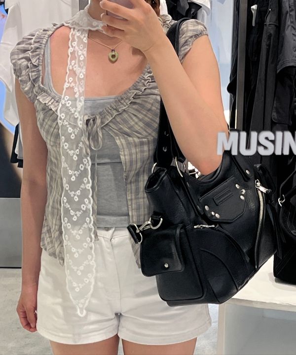 MUSINSA公式 | IUGAMAKARAS Studded Leather Shoulder Bag (Black)