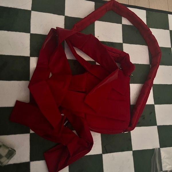 ショルダーバッグ・ポシェット [IUGAMAKARAS] Knotted Micro Padding Bag 3Color MUSINSA | IUGAMAKARAS Knotted Micro Padding Bag (Glossy-Red)