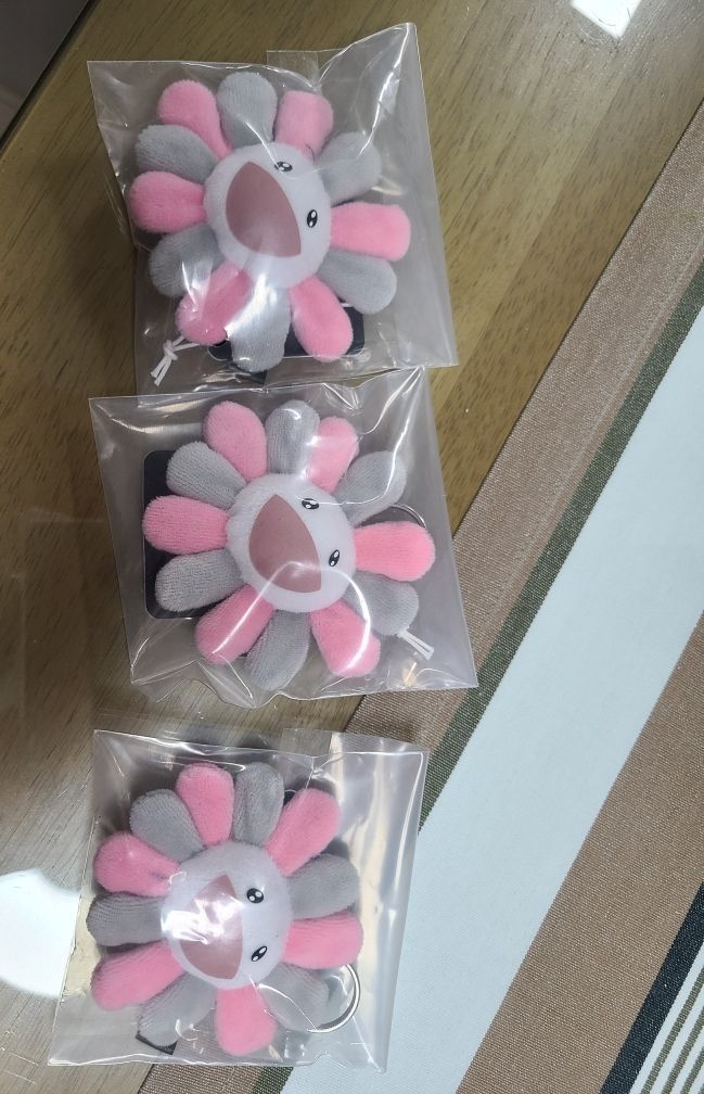 【Takashi Murakami x Blackpink】 Flower Keychain Pink/Grey Takashi Murakami x BLACKPINK Flower Plush Keychain - Grey