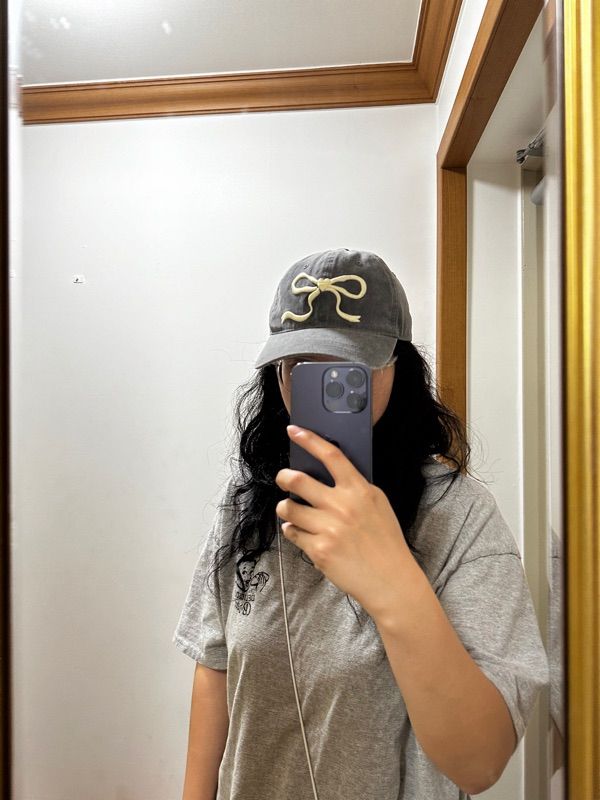 MUSINSA公式 | RONRON HEART RIBBON BALL CAP CHARCOAL CREAM