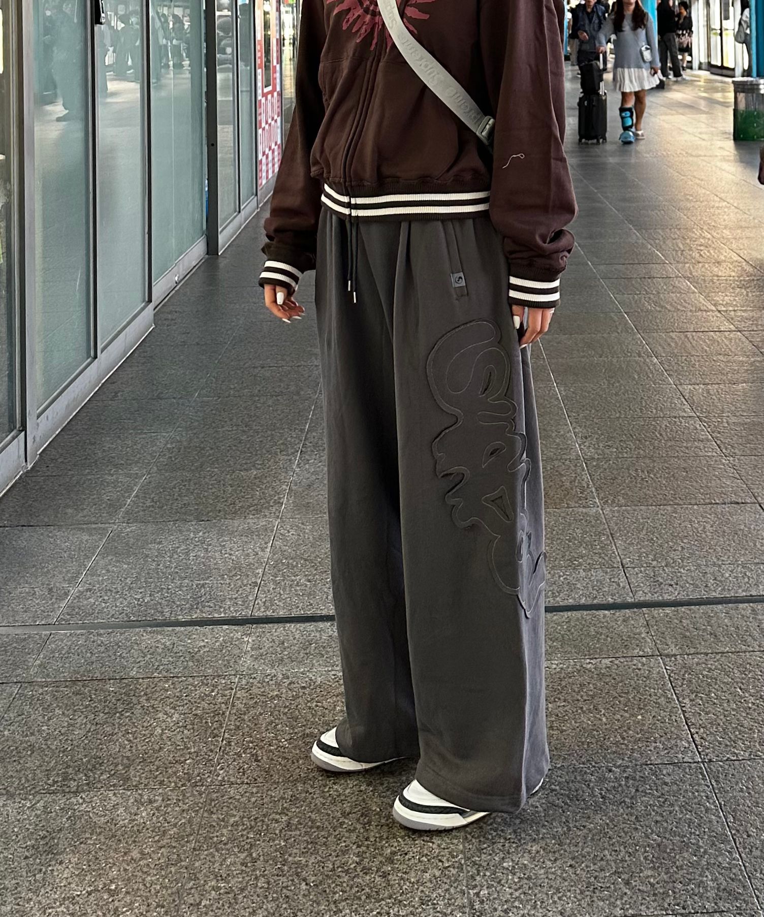MUSINSA | PIECEMAKER TS LOGO APPLIQUE SWEAT PANTS (CHARCOAL)