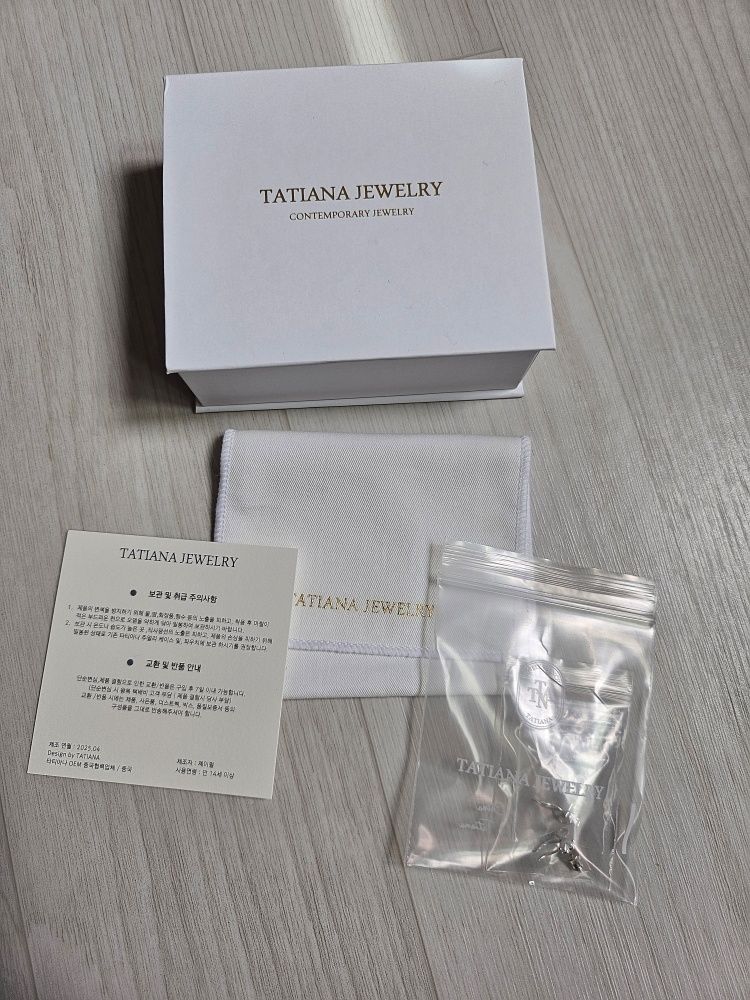 TATIANA☆[SILVER925] One Side Heart Bow Earring MUSINSA | TATIANA (Silver 925) One Side Heart Ribbon Earring