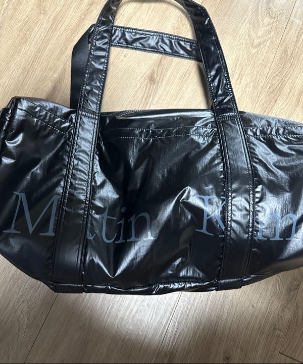 MUSINSA公式 | MATIN KIM GLOSSY LOGO SPORTY DUFFEL BAG IN BLACK