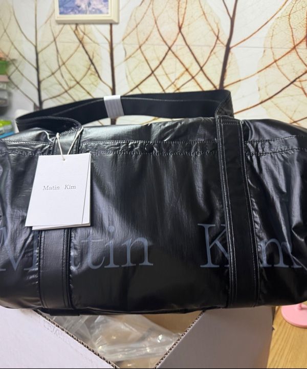 MUSINSA公式 | MATIN KIM GLOSSY LOGO SPORTY DUFFEL BAG IN BLACK