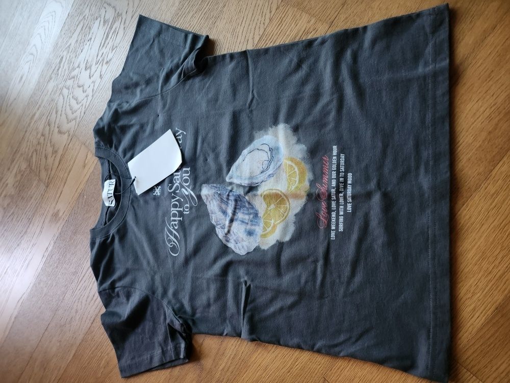 MUSINSA公式 | SATUR Oyster Graphic Short-sleeved T-shirt