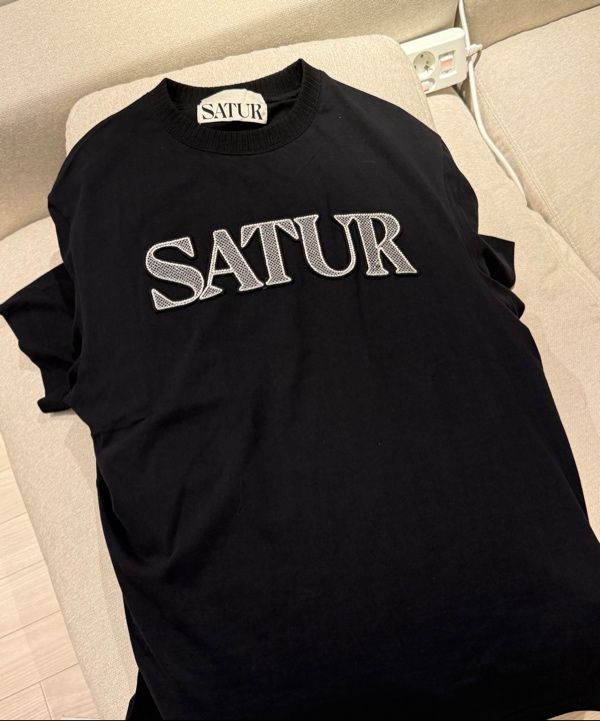 ★送料・関税込★SATUR★Logo Cross Stitch T-Shirt★ MUSINSA | SATUR Logo Cross Stitch Short-Sleeved T-Shirt